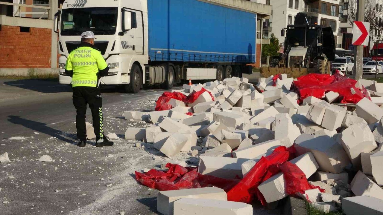 Orduda tırdan yola dökülen gaz beton trafiği aksattı