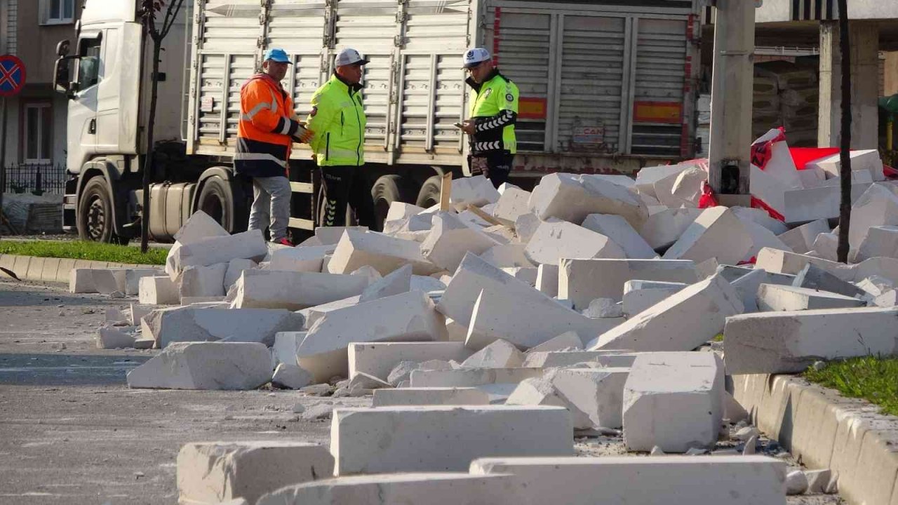 Orduda tırdan yola dökülen gaz beton trafiği aksattı