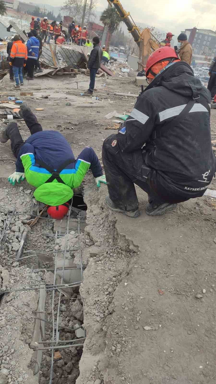 Erciyes A Tecr Beli Ve Teknik Ekibi Ile Deprem B Lgesinde