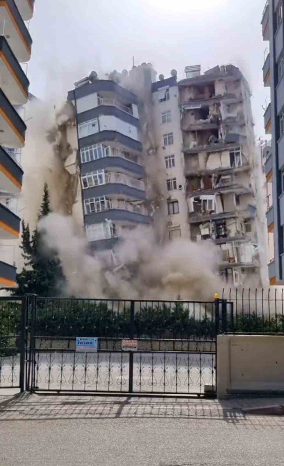 Depremde ağır hasar alan bina kontrollü yıkıldı