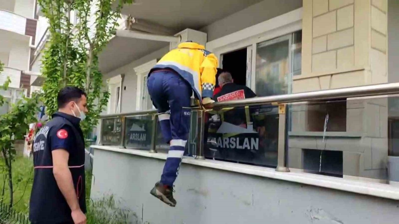 Evde kilitli kaldığı söylenen yaşlı kadın ekiplere zorluk çıkardı