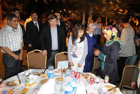 Bakan Davutoğlu, şehit ve gazi aileleriyle iftarda buluştu 1