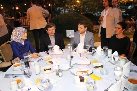 Bakan Davutoğlu, şehit ve gazi aileleriyle iftarda buluştu 4