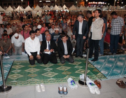 Bakan Davutoğlu, şehit ve gazi aileleriyle iftarda buluştu 8
