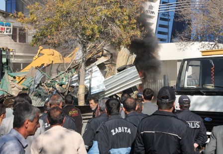 Yıkım sırasında yangın çıktı 