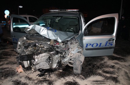 Polis otosu ile minibüs çarpıştı