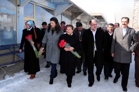 Ayşe Türkmenoğlu Van’da üşüdü!