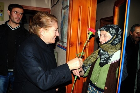 Ayşe Türkmenoğlu Van’da üşüdü!