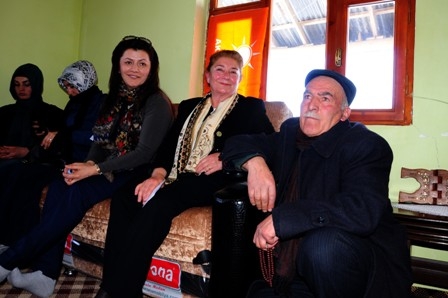 Ayşe Türkmenoğlu Van’da üşüdü!
