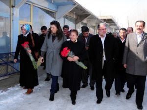 Ayşe Türkmenoğlu Van’da üşüdü!