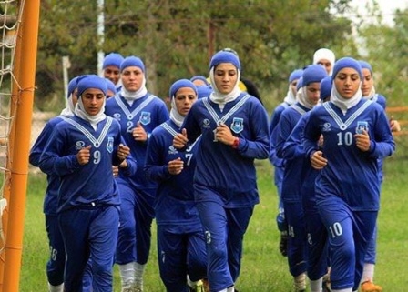 Bayan futbol takımından erkek çıktı 11