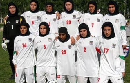 Bayan futbol takımından erkek çıktı 12