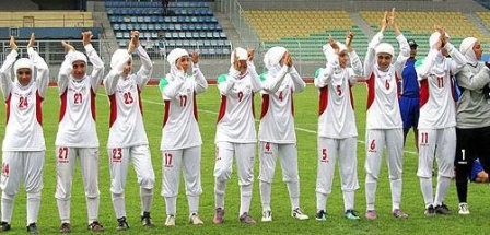 Bayan futbol takımından erkek çıktı 13