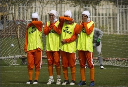 Bayan futbol takımından erkek çıktı 14