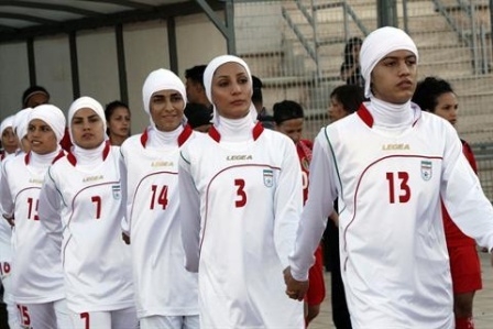 Bayan futbol takımından erkek çıktı 15