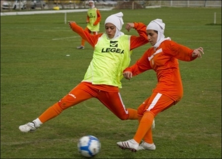 Bayan futbol takımından erkek çıktı 16
