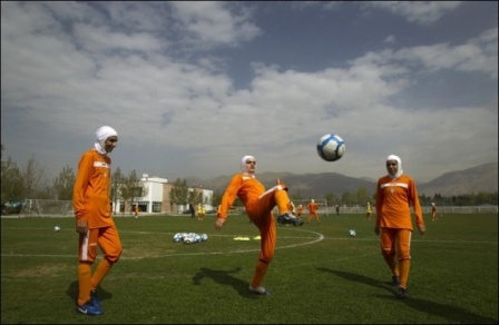 Bayan futbol takımından erkek çıktı 20