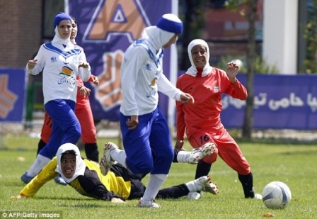 Bayan futbol takımından erkek çıktı 5