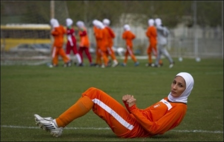 Bayan futbol takımından erkek çıktı 8