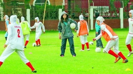 Bayan futbol takımından erkek çıktı 9