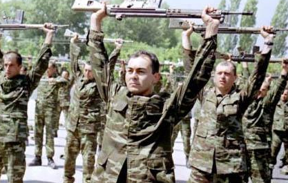 Kuşum Aydının şaşırtan askerlik fotoğrafı 31