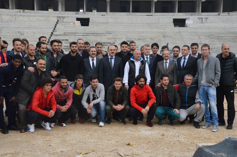 KONYASPORLU FUTBOLCULAR YENİ KONYA STADI'NI GEZDİ