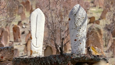 Tarihi mezar taşları kültürel zenginliğin izlerini taşıyor 1