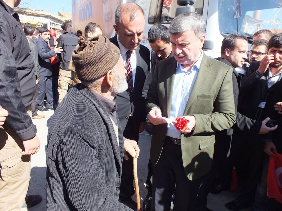 Davutoğlu Kadınhanı'nda coşkuyla karşılandı