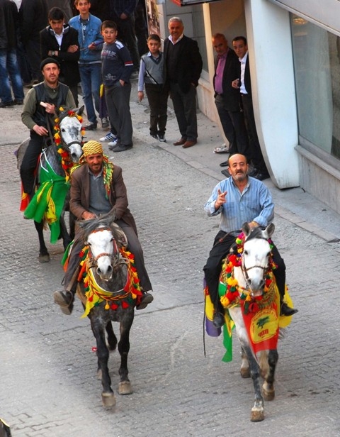 Seçim meydanları rengarenk 158