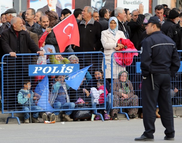 Seçim meydanları rengarenk 198