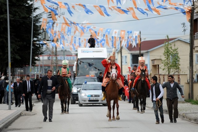 Seçim meydanları rengarenk 203