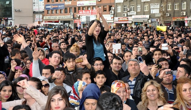 Seçim meydanları rengarenk 53