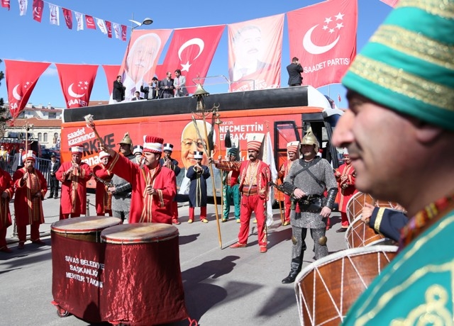 Seçim meydanları rengarenk 94