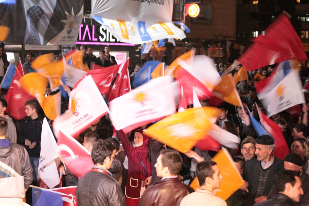 AK PARTİ'NİN SEÇİM ZAFERİ DÜNYADA BÖYLE KUTLANDI 11