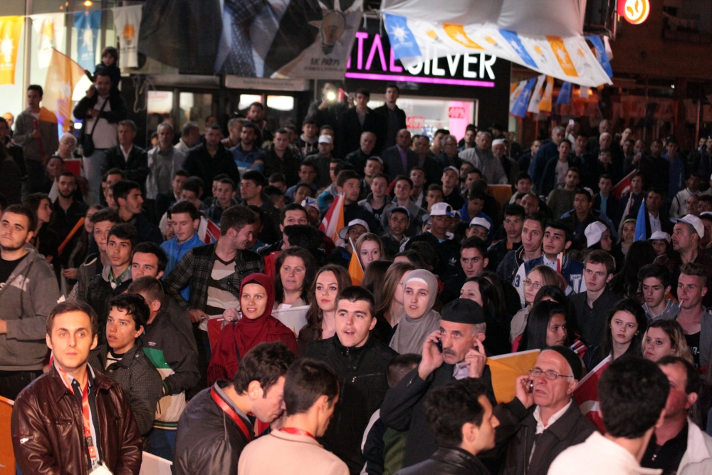 AK PARTİ'NİN SEÇİM ZAFERİ DÜNYADA BÖYLE KUTLANDI 12