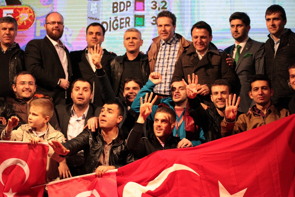 AK PARTİ'NİN SEÇİM ZAFERİ DÜNYADA BÖYLE KUTLANDI 15