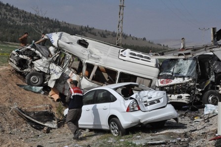KONYA'DA KATLİAM GİBİ KAZA 7