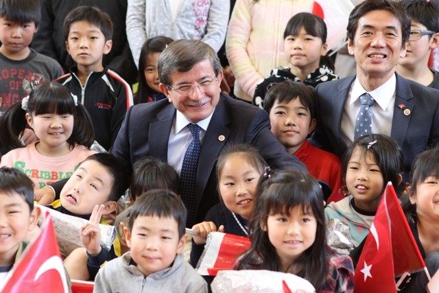 BAKAN DAVUTOĞLU'NA JAPONYA'DA SEVGİ SELİ 1