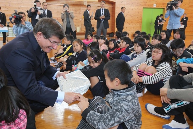 BAKAN DAVUTOĞLU'NA JAPONYA'DA SEVGİ SELİ 15