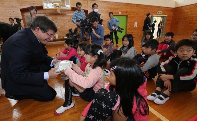 BAKAN DAVUTOĞLU'NA JAPONYA'DA SEVGİ SELİ 18