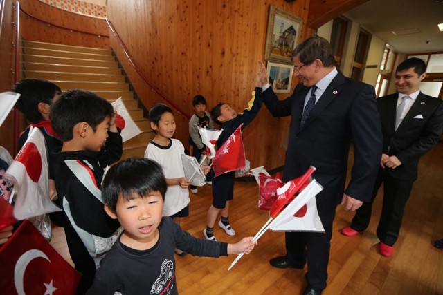BAKAN DAVUTOĞLU'NA JAPONYA'DA SEVGİ SELİ 20