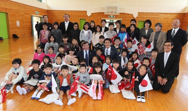 BAKAN DAVUTOĞLU'NA JAPONYA'DA SEVGİ SELİ 21