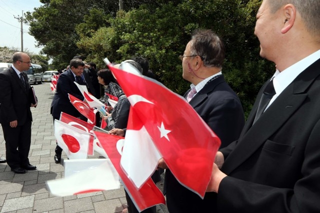 BAKAN DAVUTOĞLU'NA JAPONYA'DA SEVGİ SELİ 25