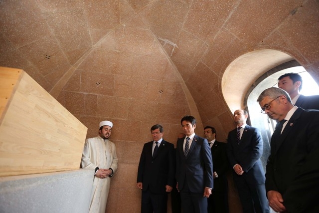 BAKAN DAVUTOĞLU'NA JAPONYA'DA SEVGİ SELİ 26