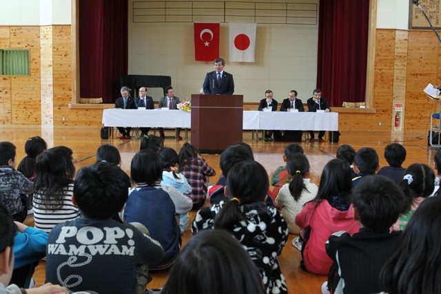 BAKAN DAVUTOĞLU'NA JAPONYA'DA SEVGİ SELİ 3