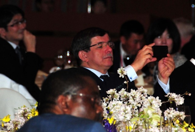 BAKAN DAVUTOĞLU'NA JAPONYA'DA SEVGİ SELİ 36