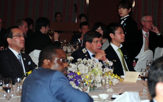 BAKAN DAVUTOĞLU'NA JAPONYA'DA SEVGİ SELİ 38