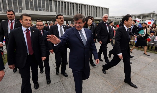 BAKAN DAVUTOĞLU'NA JAPONYA'DA SEVGİ SELİ 55