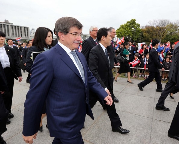 BAKAN DAVUTOĞLU'NA JAPONYA'DA SEVGİ SELİ 57