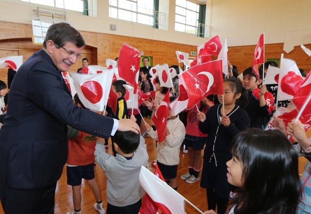 BAKAN DAVUTOĞLU'NA JAPONYA'DA SEVGİ SELİ 6